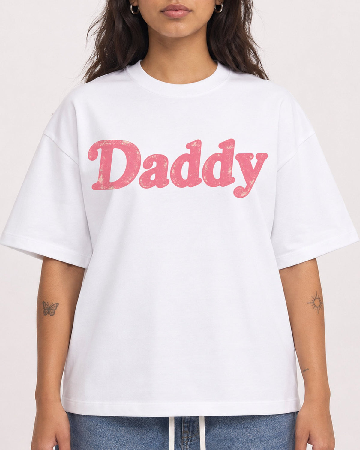 Mockup Boxy Heavyweight Tee White female close-up 06