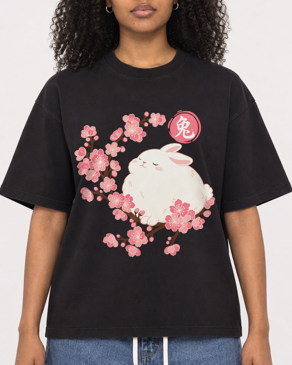 Mockup Boxy Heavyweight Tee Black female close-up 05