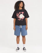 Mockup Boxy Heavyweight Tee Black female full-body 05
