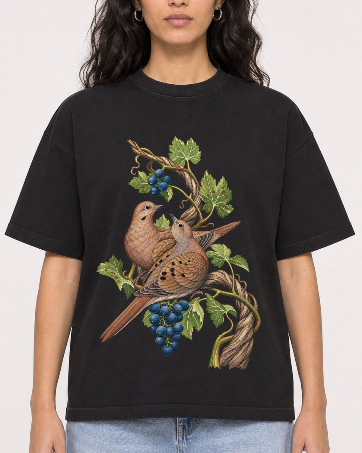 Mockup Boxy Heavyweight Tee Black female close-up 07
