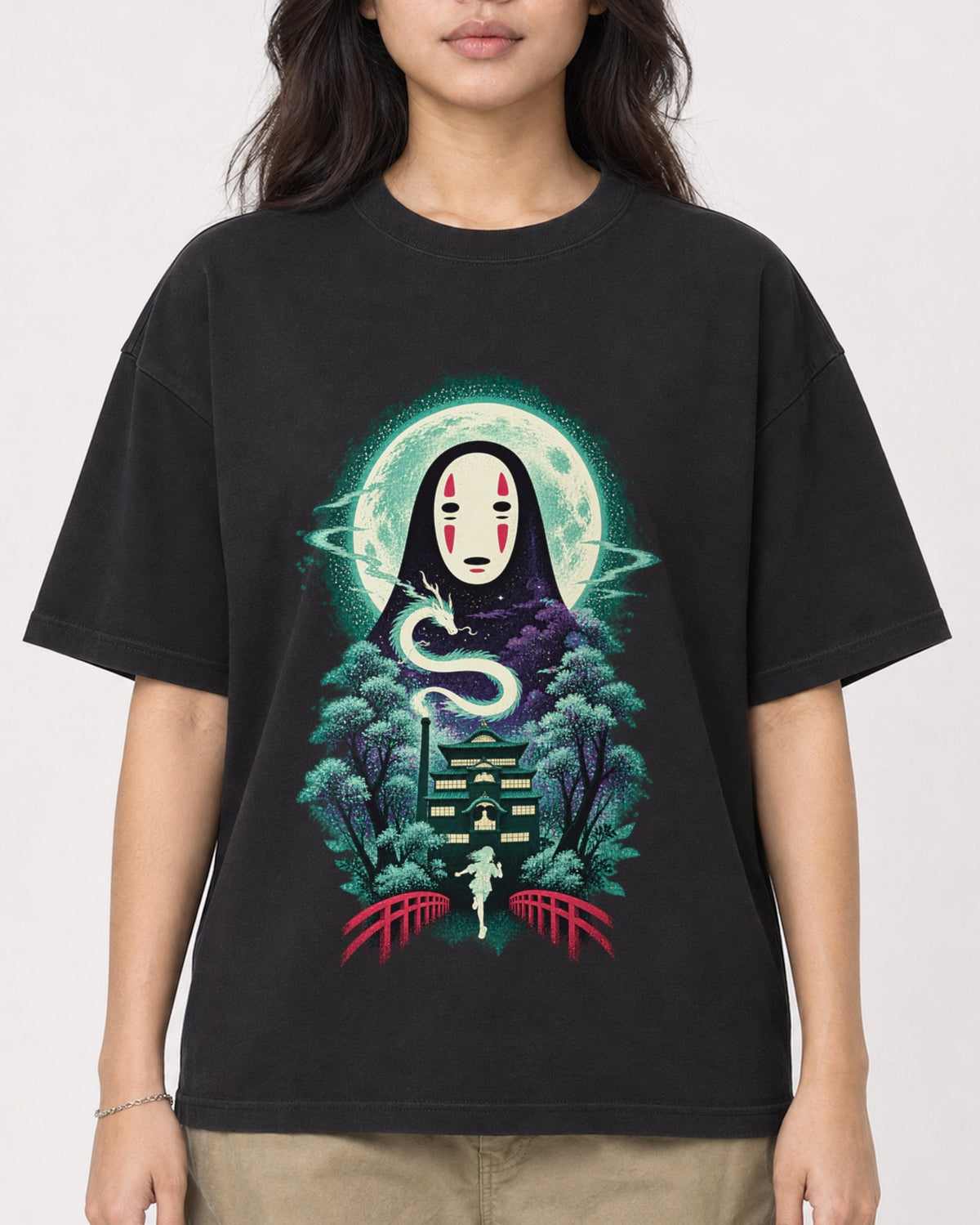 Mockup Boxy Heavyweight Tee Black female close-up 02