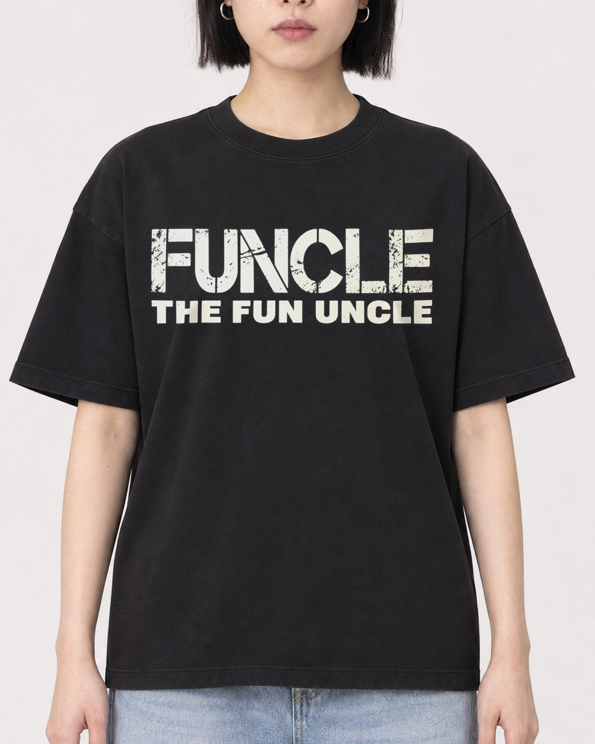 Mockup Boxy Heavyweight Tee Black female close-up 11