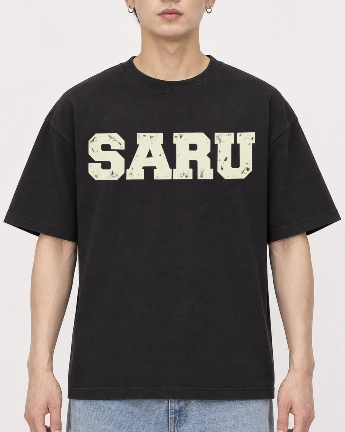 Mockup Boxy Heavyweight Tee Black male close-up 01