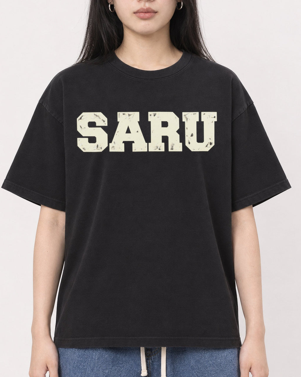 Mockup Boxy Heavyweight Tee Black female close-up 01