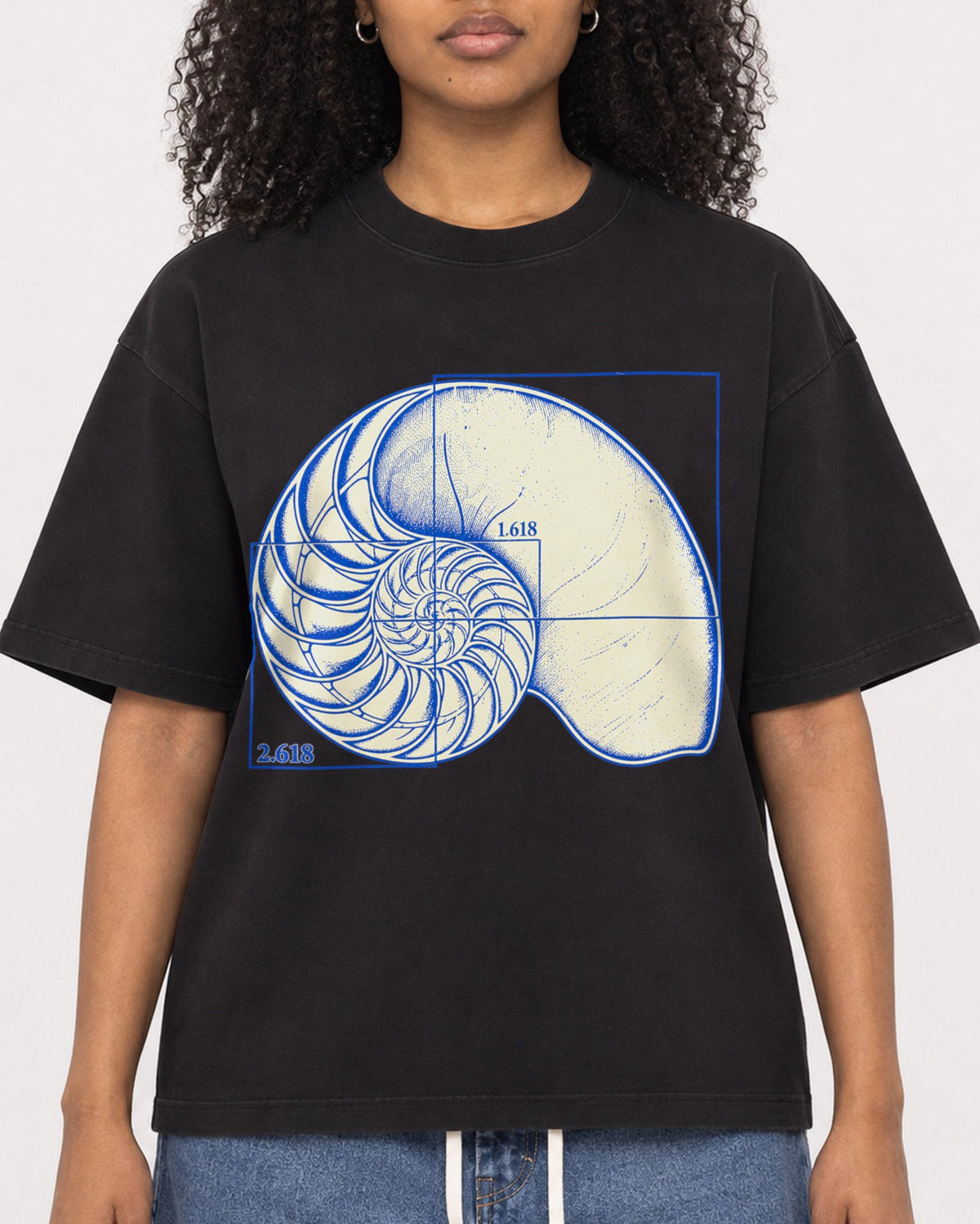 Mockup Boxy Heavyweight Tee Black female close-up 05