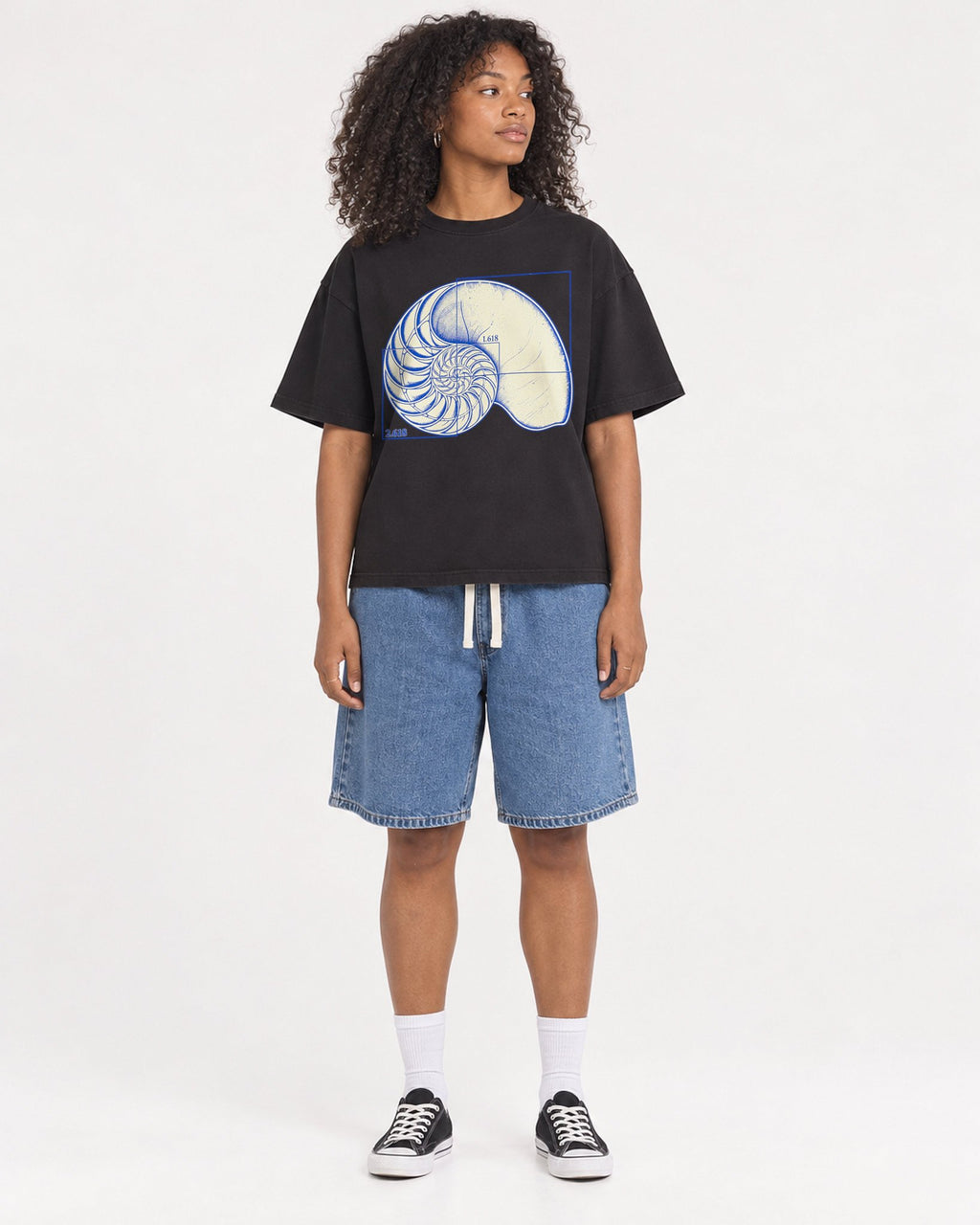 Mockup Boxy Heavyweight Tee Black female full-body 05