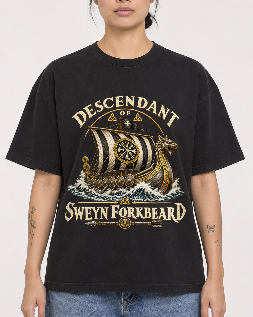 Mockup Boxy Heavyweight Tee Black female close-up 12