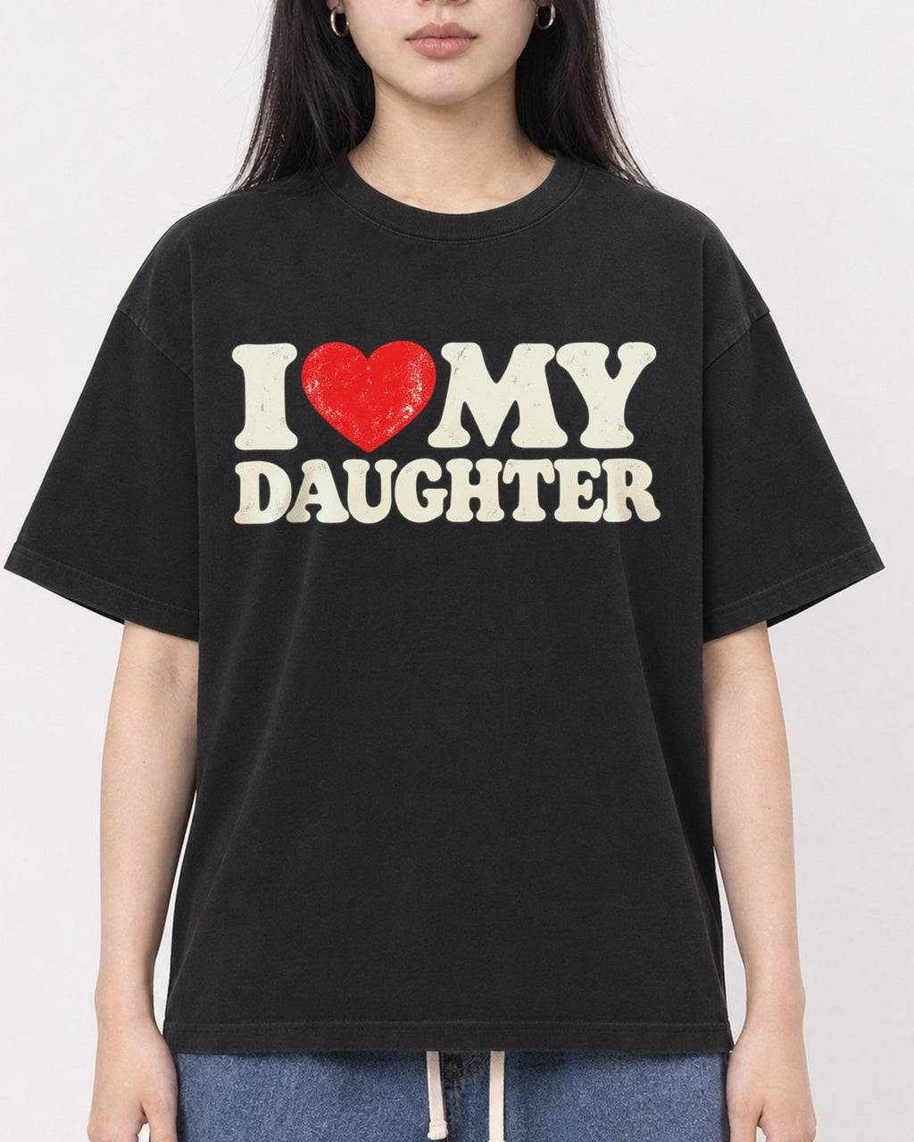 Mockup Boxy Heavyweight Tee Black female close-up 01