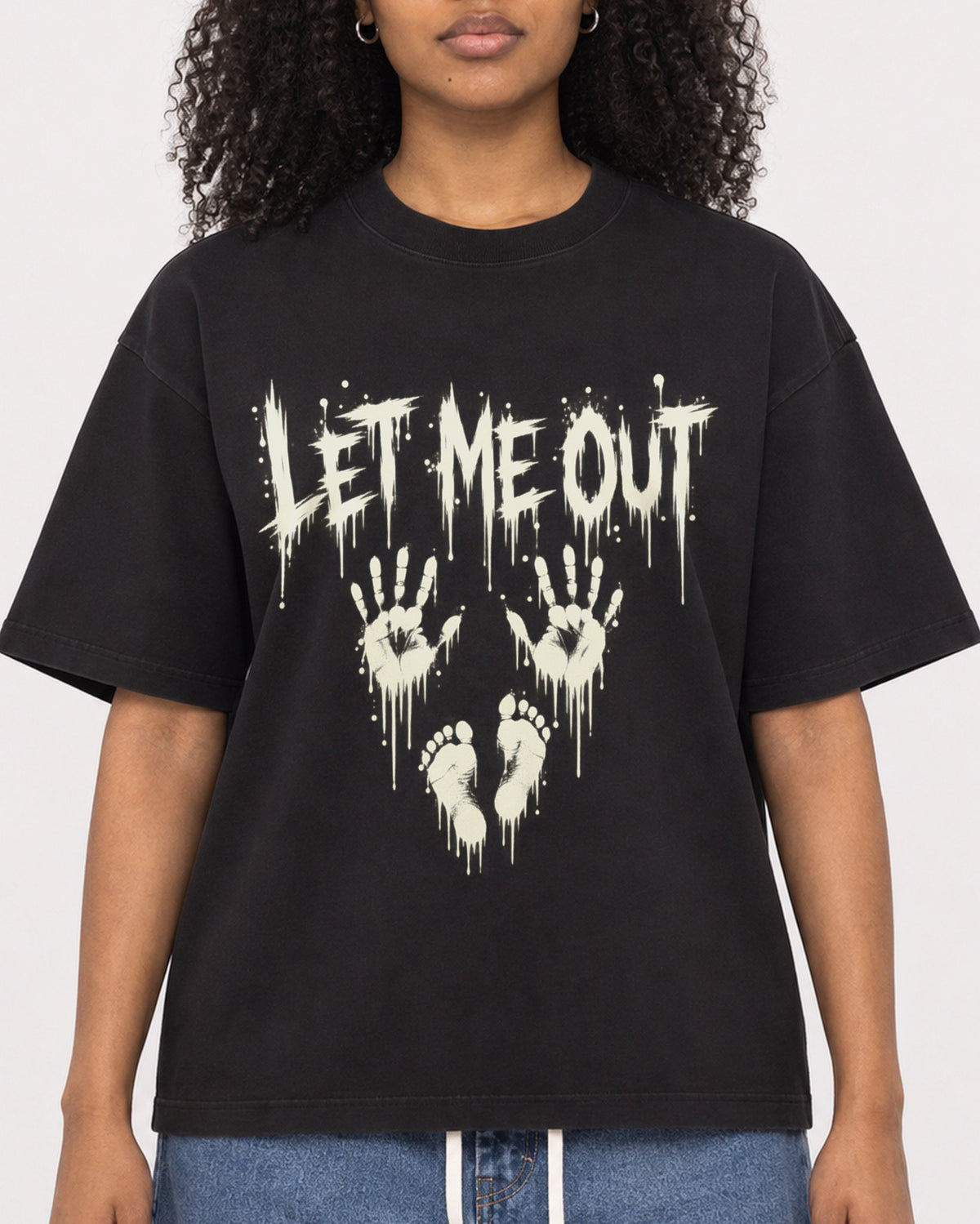 Mockup Boxy Heavyweight Tee Black female close-up 05