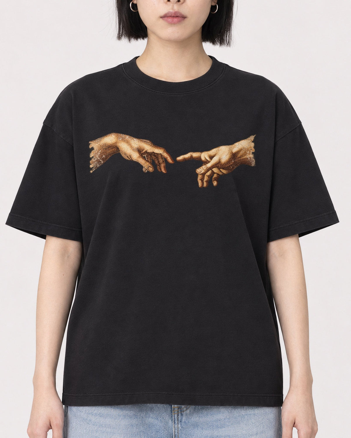 Mockup Boxy Heavyweight Tee Black female close-up 11