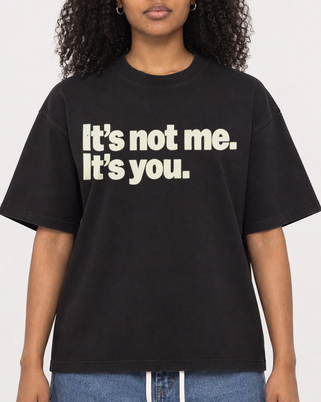 Mockup Boxy Heavyweight Tee Black female close-up 05