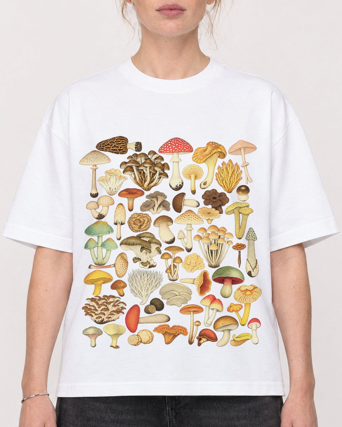 Mockup Boxy Heavyweight Tee White female close-up 28