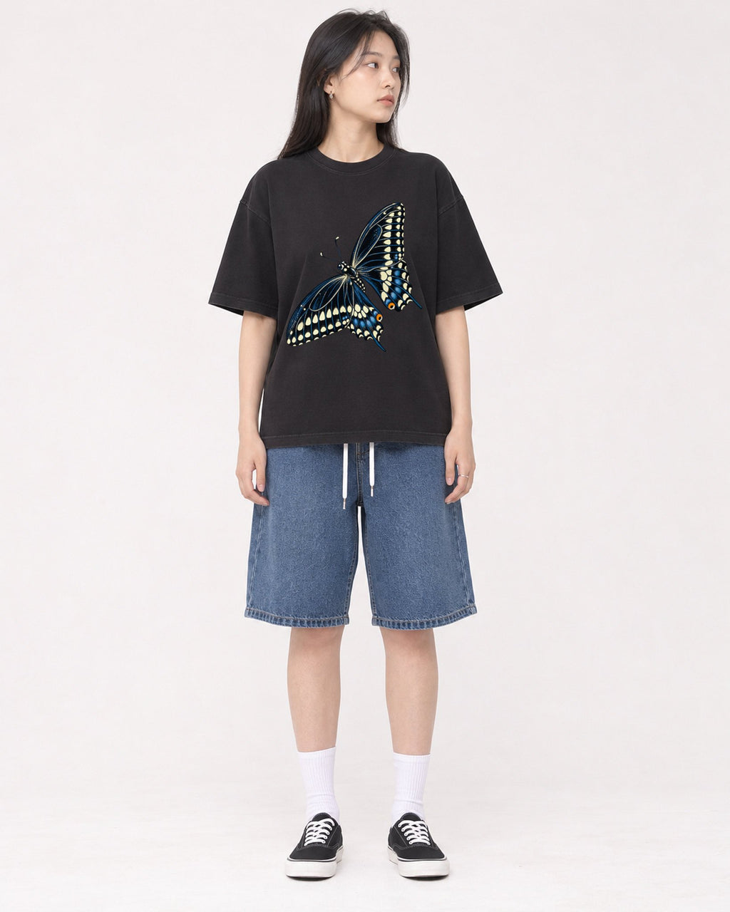 Mockup Boxy Heavyweight Tee Black female full-body 01