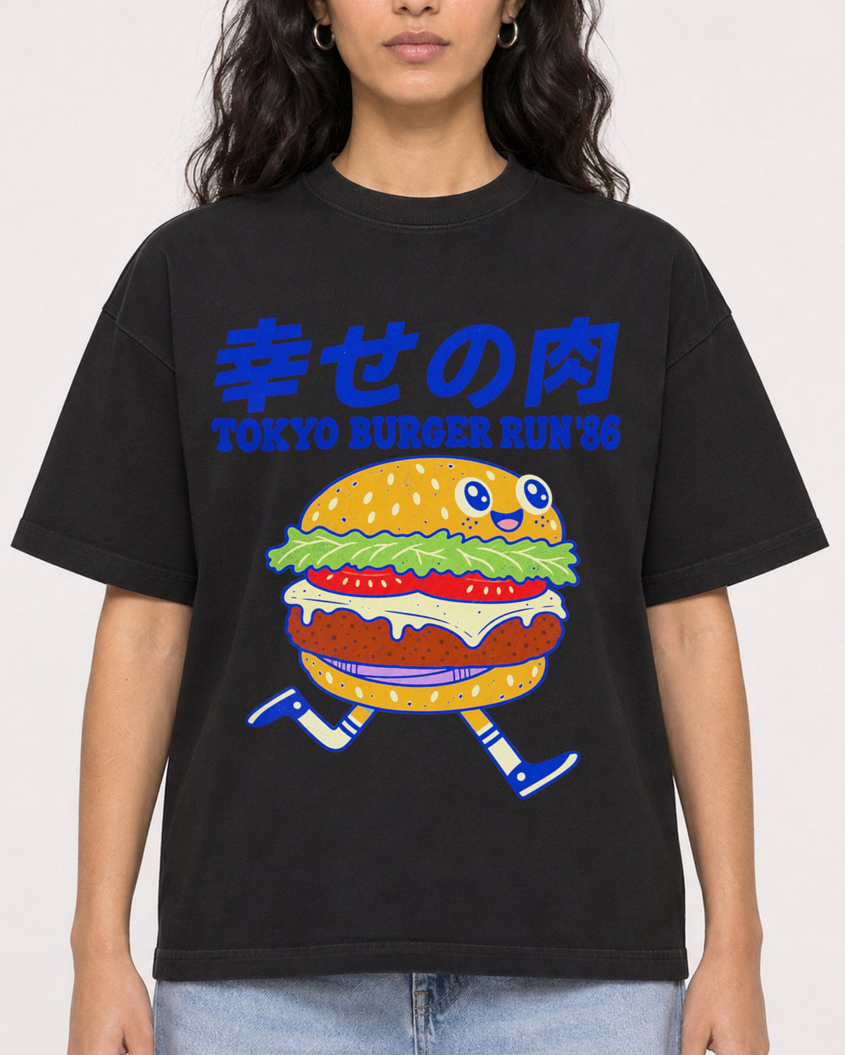 Mockup Boxy Heavyweight Tee Black female close-up 07