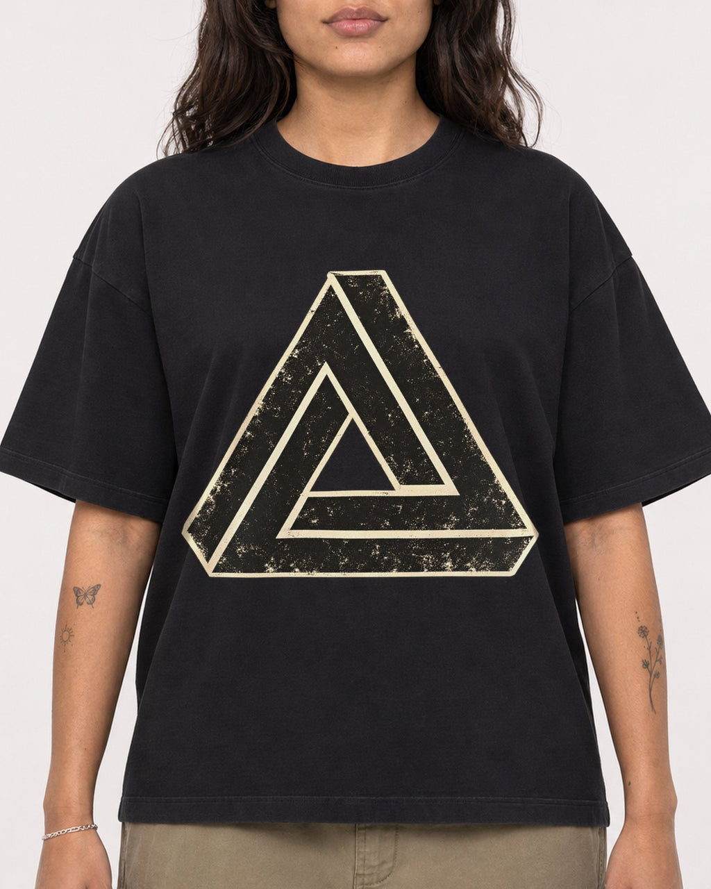 Mockup Boxy Heavyweight Tee Black female close-up 06