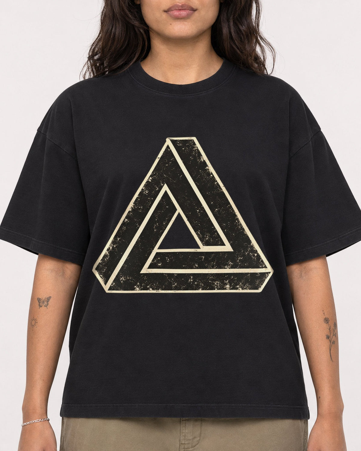 Mockup Boxy Heavyweight Tee Black female close-up 06