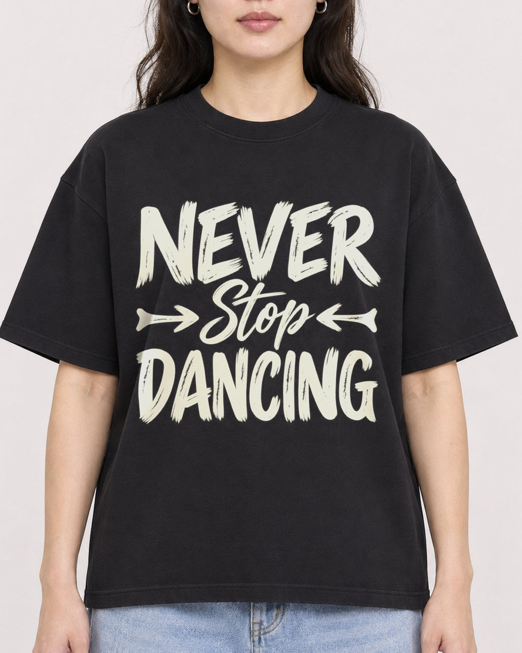 Mockup Boxy Heavyweight Tee Black female close-up 03