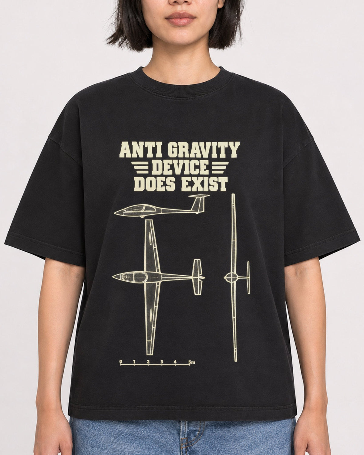 Mockup Boxy Heavyweight Tee Black female close-up 32