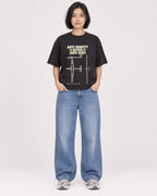 Mockup Boxy Heavyweight Tee Black female full-body 32
