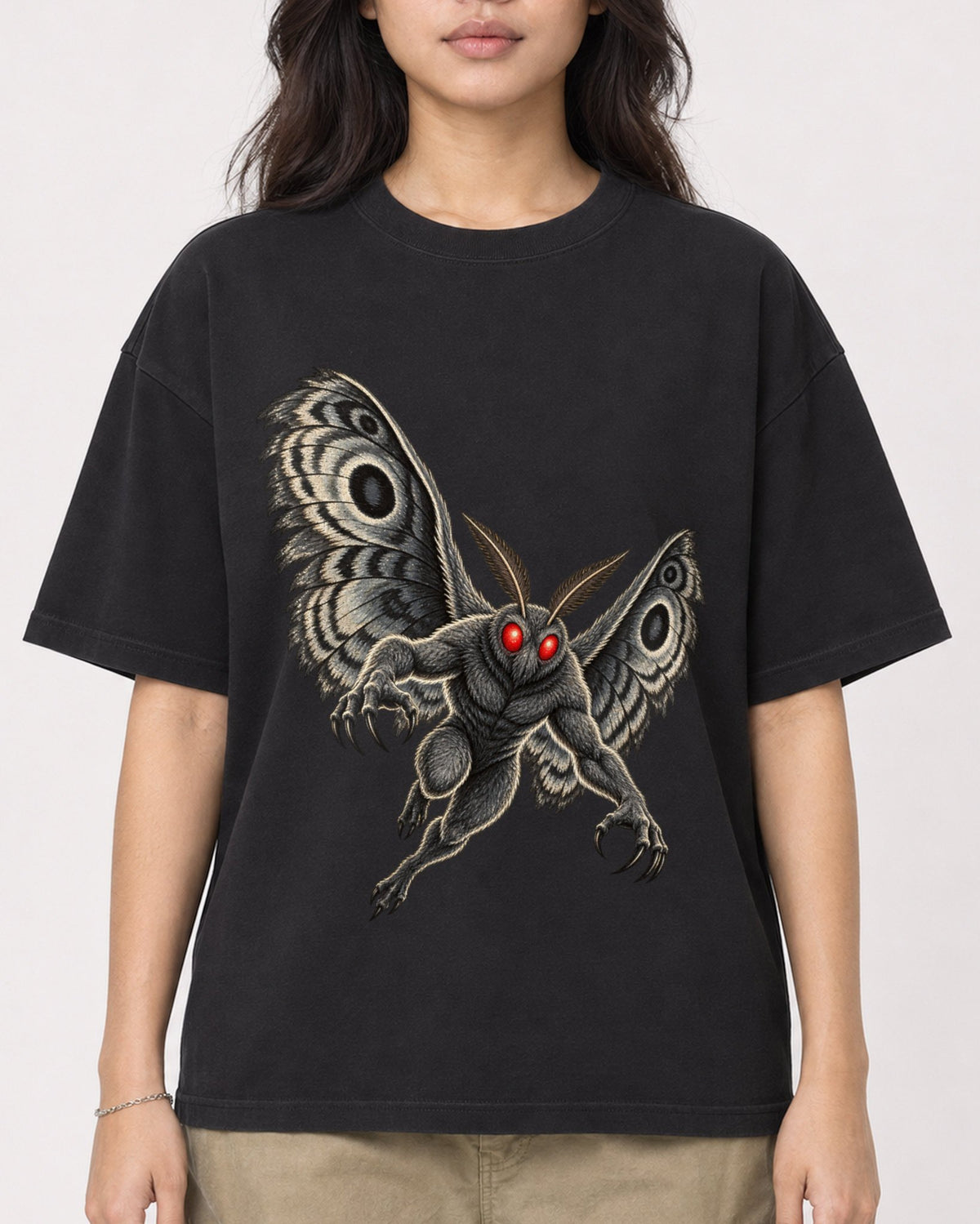 Mockup Boxy Heavyweight Tee Black female close-up 02