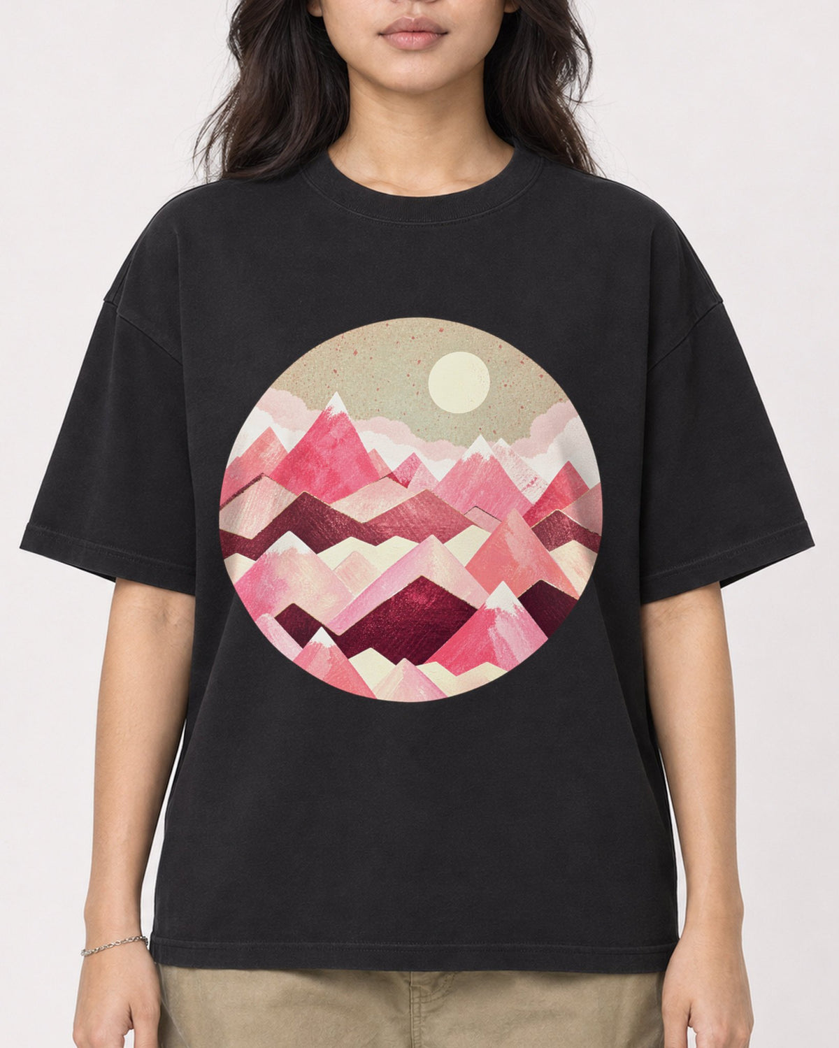 Mockup Boxy Heavyweight Tee Black female close-up 02