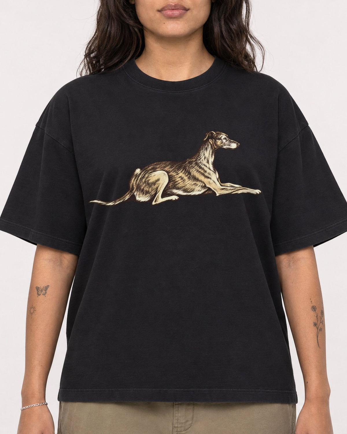 Mockup Boxy Heavyweight Tee Black female close-up 06