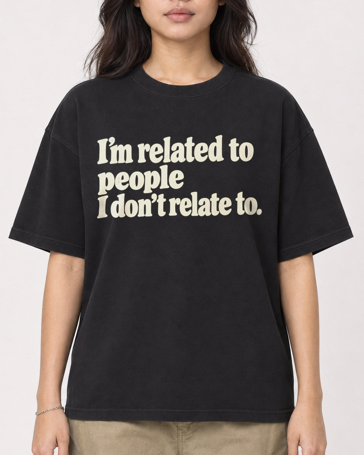 Mockup Boxy Heavyweight Tee Black female close-up 02