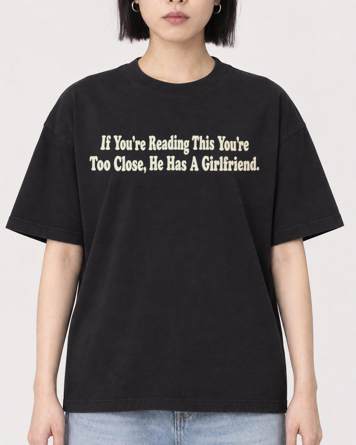 Mockup Boxy Heavyweight Tee Black female close-up 11