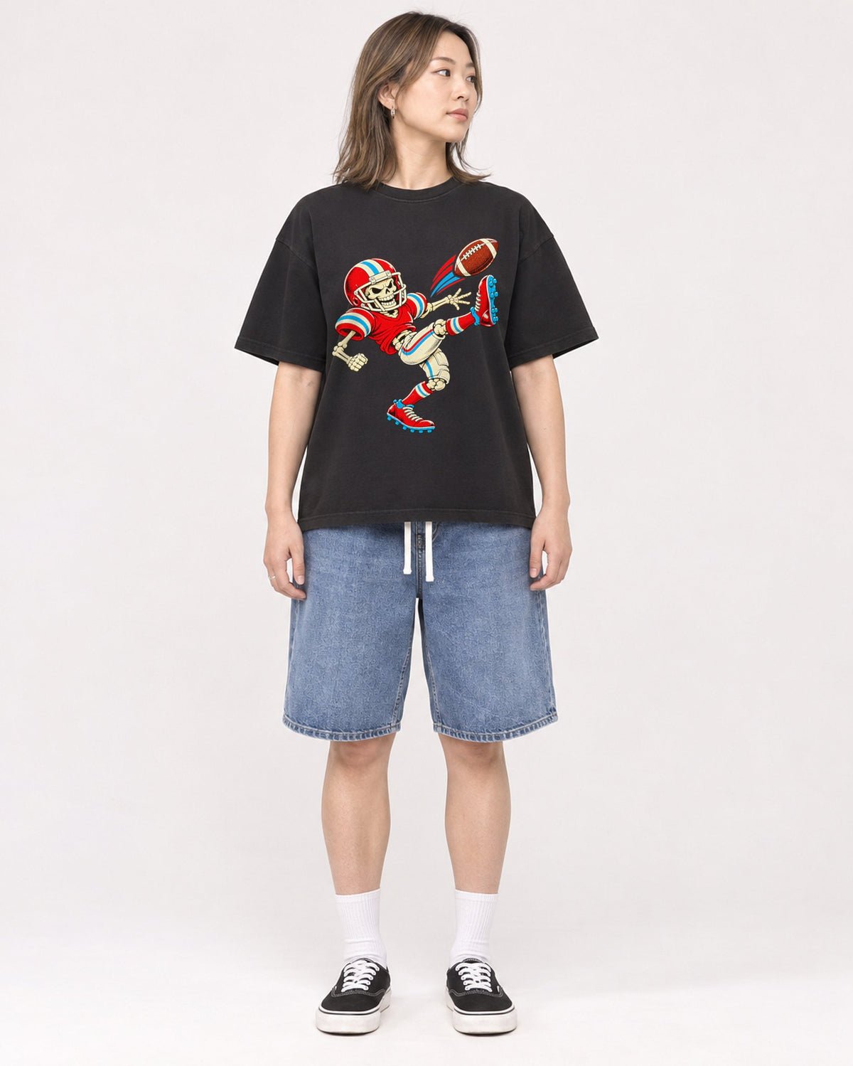 Mockup Boxy Heavyweight Tee Black female full-body 33