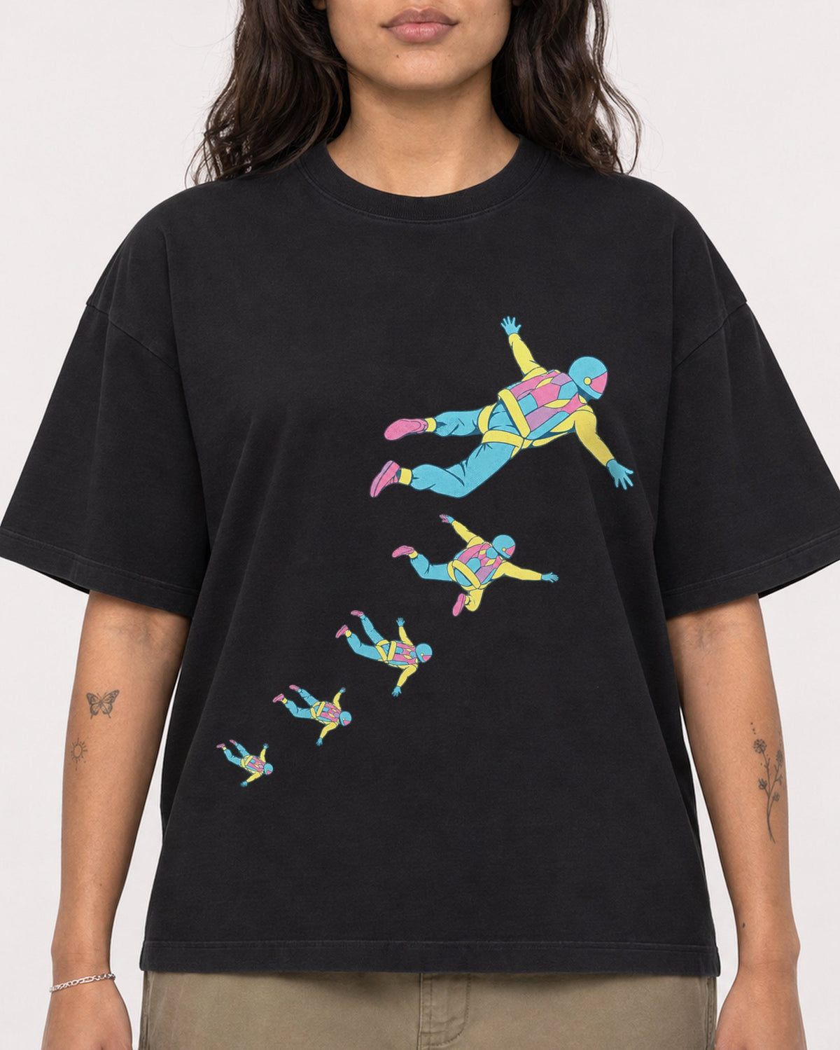 Mockup Boxy Heavyweight Tee Black female close-up 06