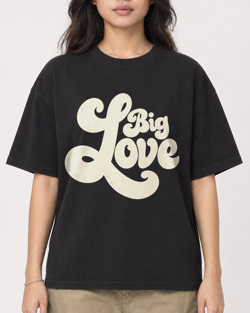 Mockup Boxy Heavyweight Tee Black female close-up 02
