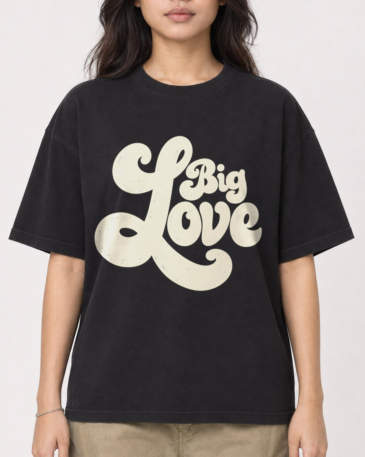 Mockup Boxy Heavyweight Tee Black female close-up 02