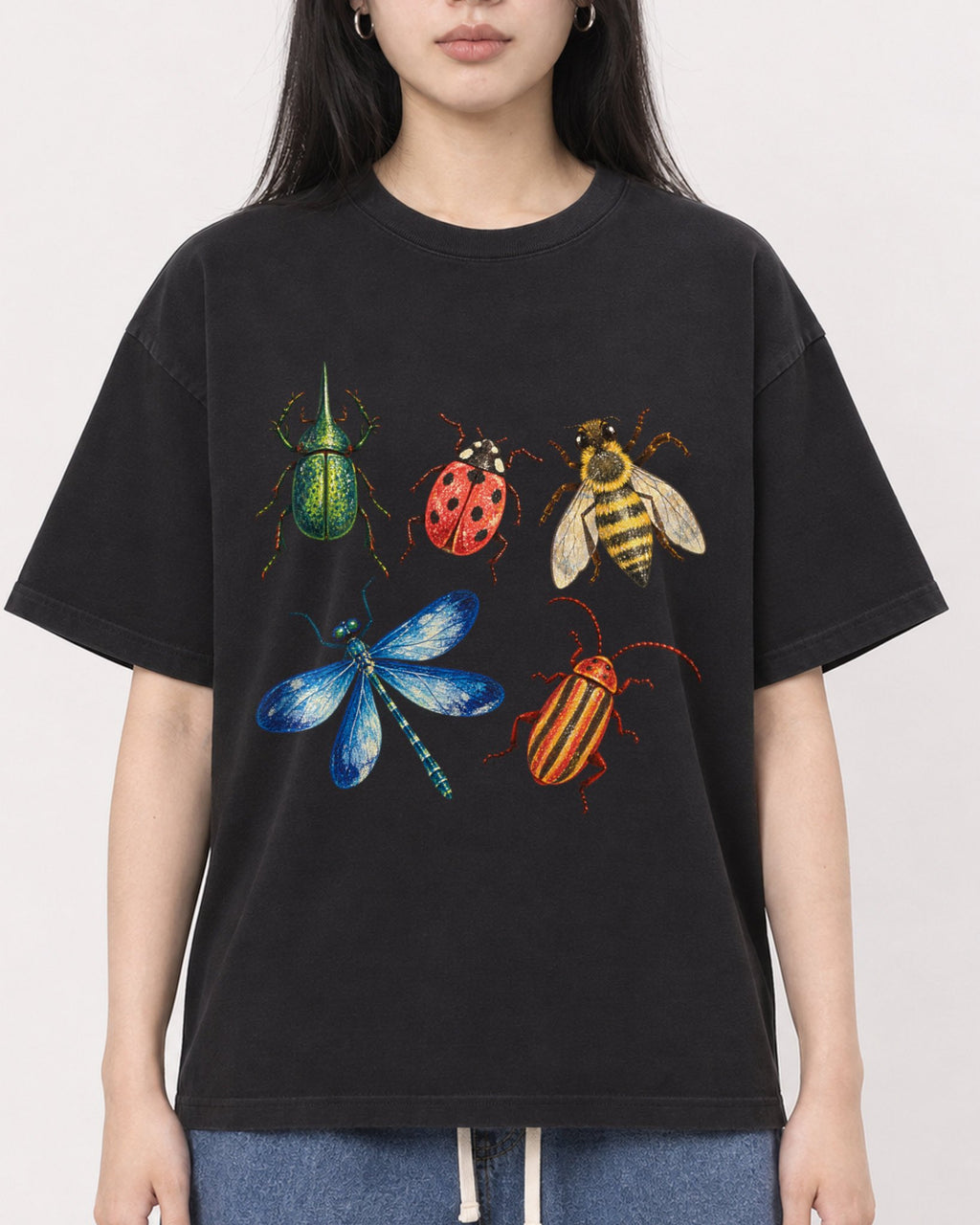 Mockup Boxy Heavyweight Tee Black female close-up 01