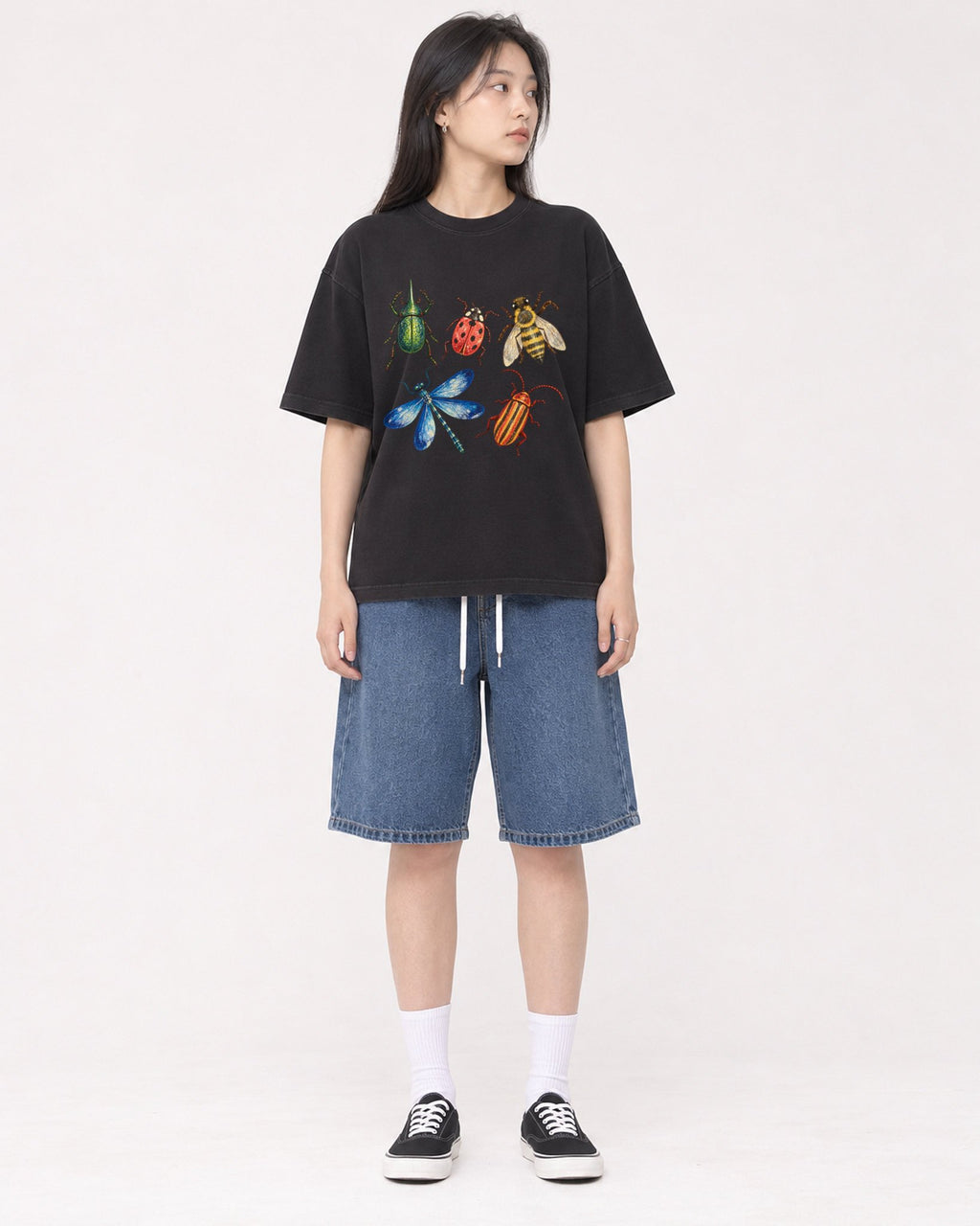 Mockup Boxy Heavyweight Tee Black female full-body 01