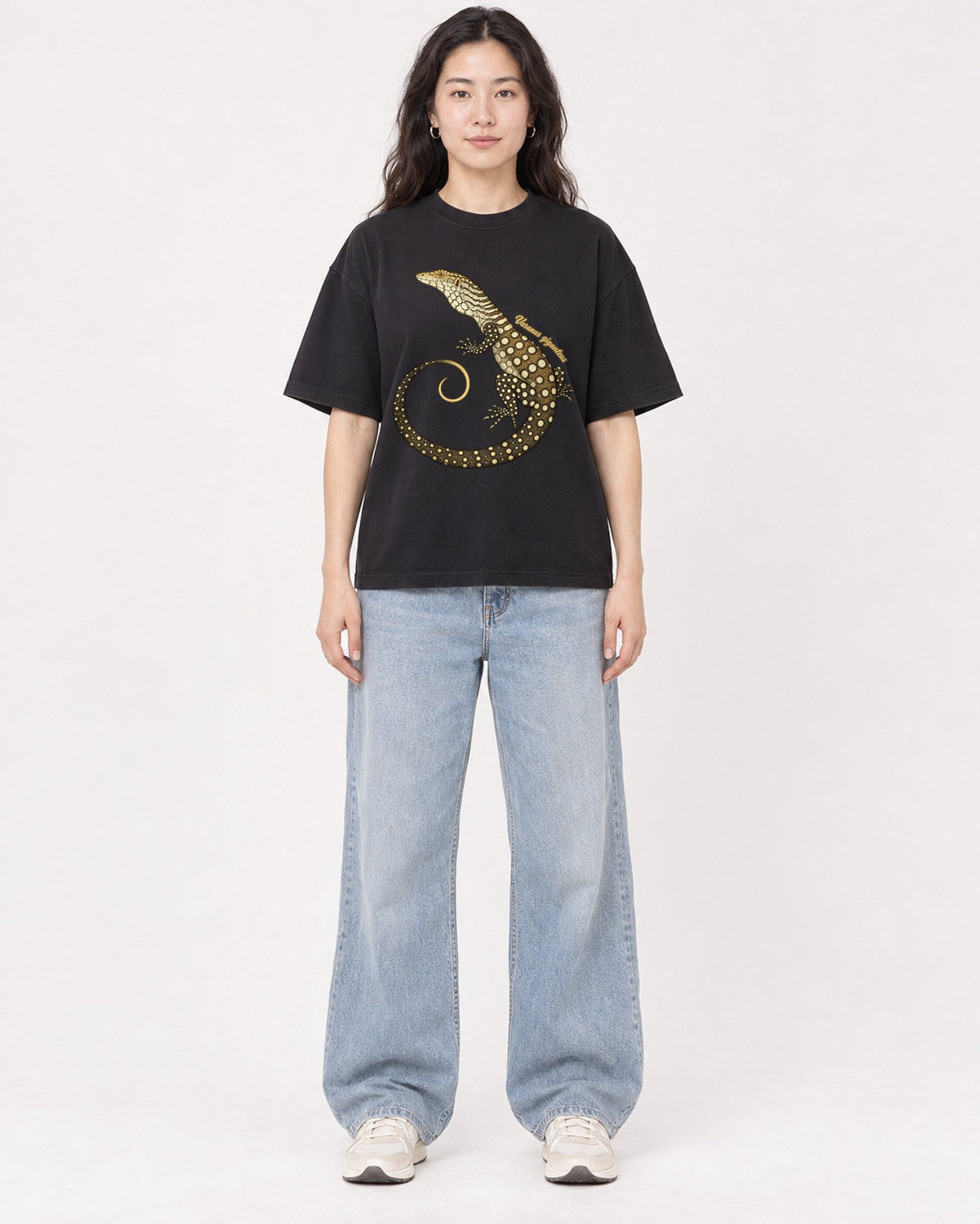Mockup Boxy Heavyweight Tee Black female full-body 03