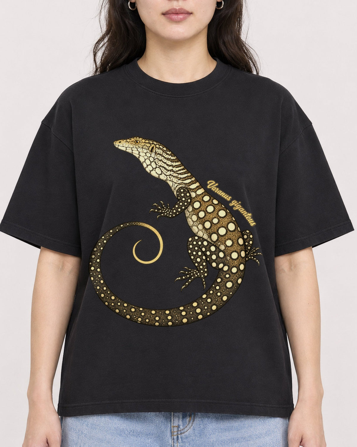 Mockup Boxy Heavyweight Tee Black female close-up 03