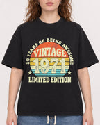 Mockup Boxy Heavyweight Tee Black female close-up 09