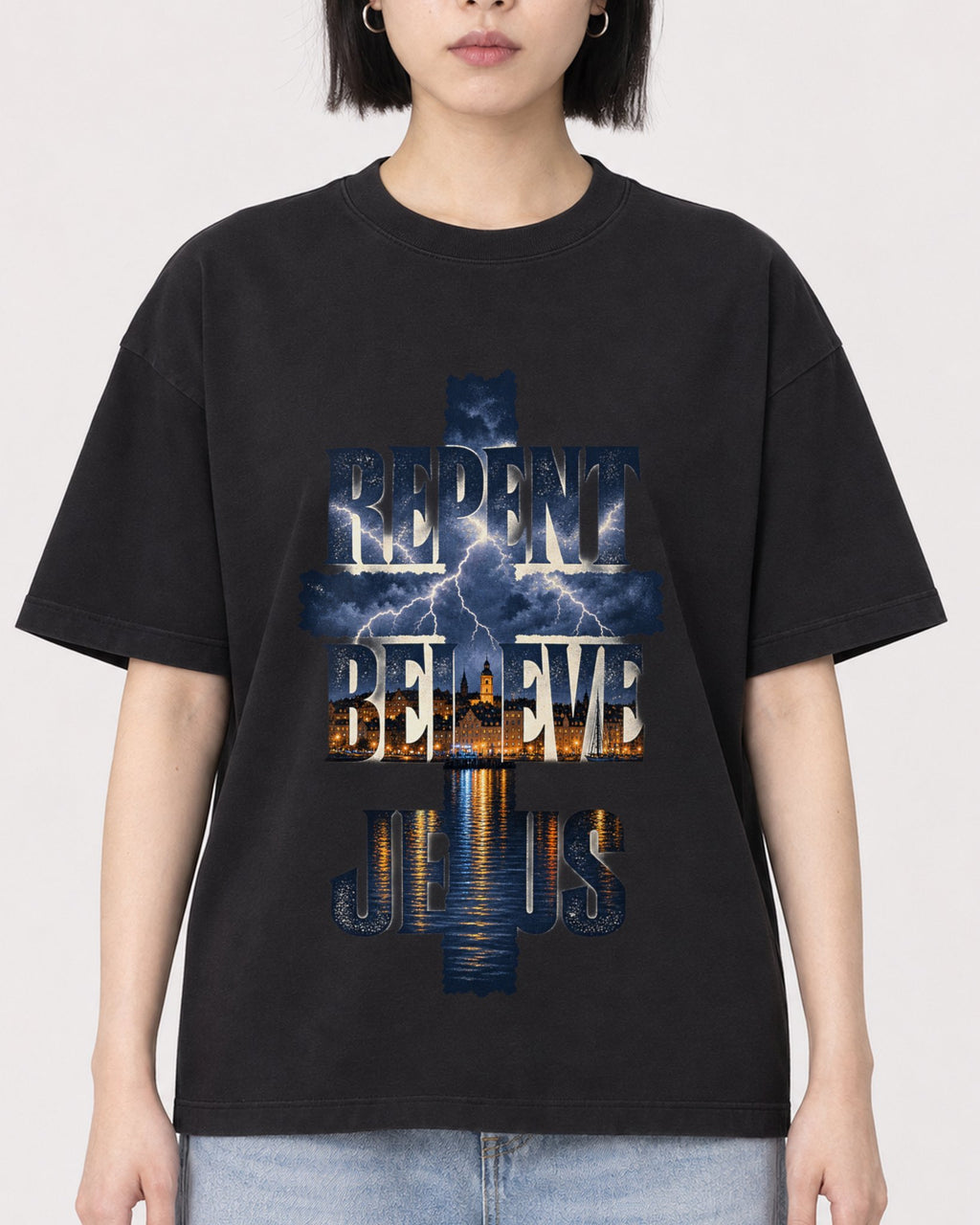 Mockup Boxy Heavyweight Tee Black female close-up 11