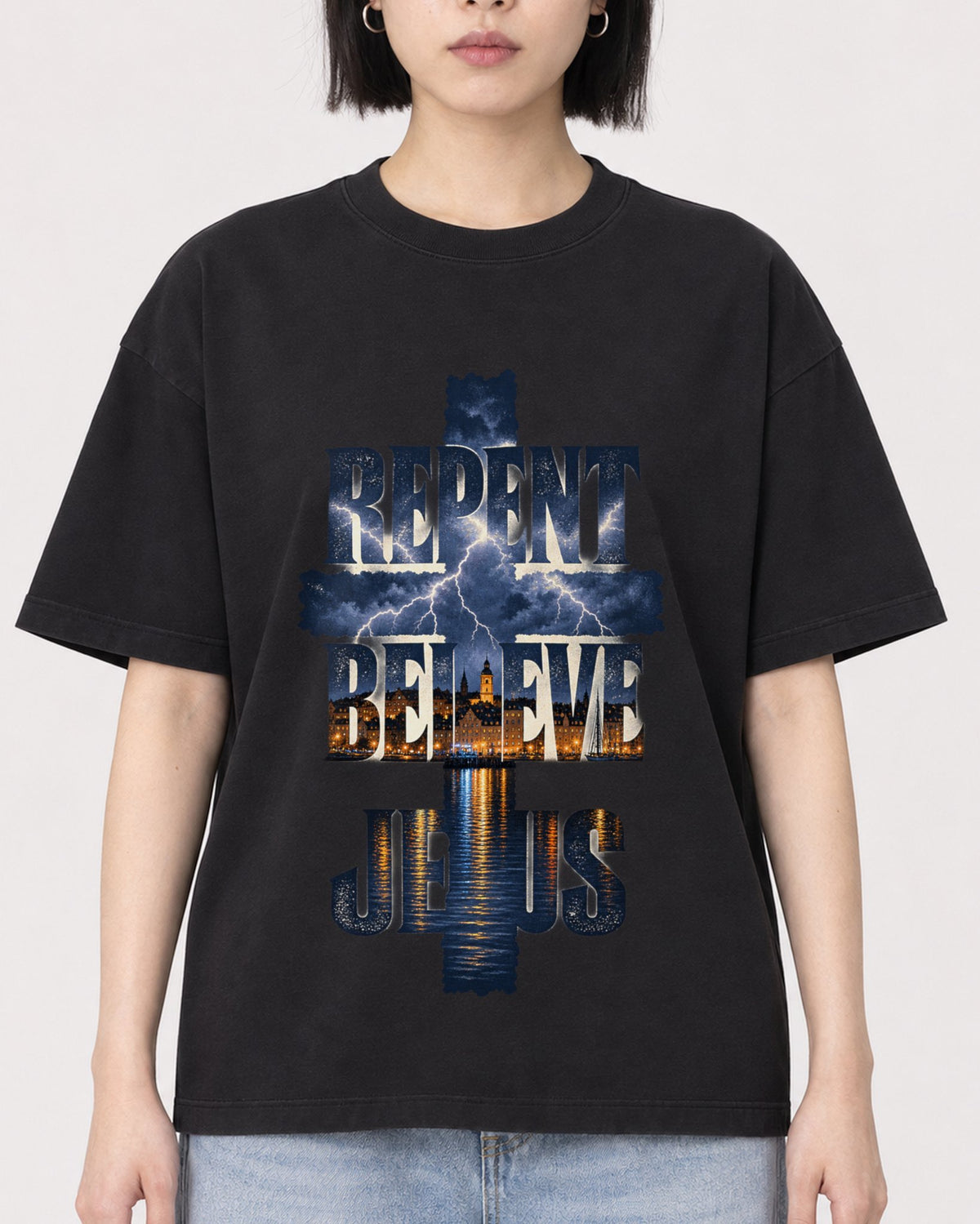 Mockup Boxy Heavyweight Tee Black female close-up 11