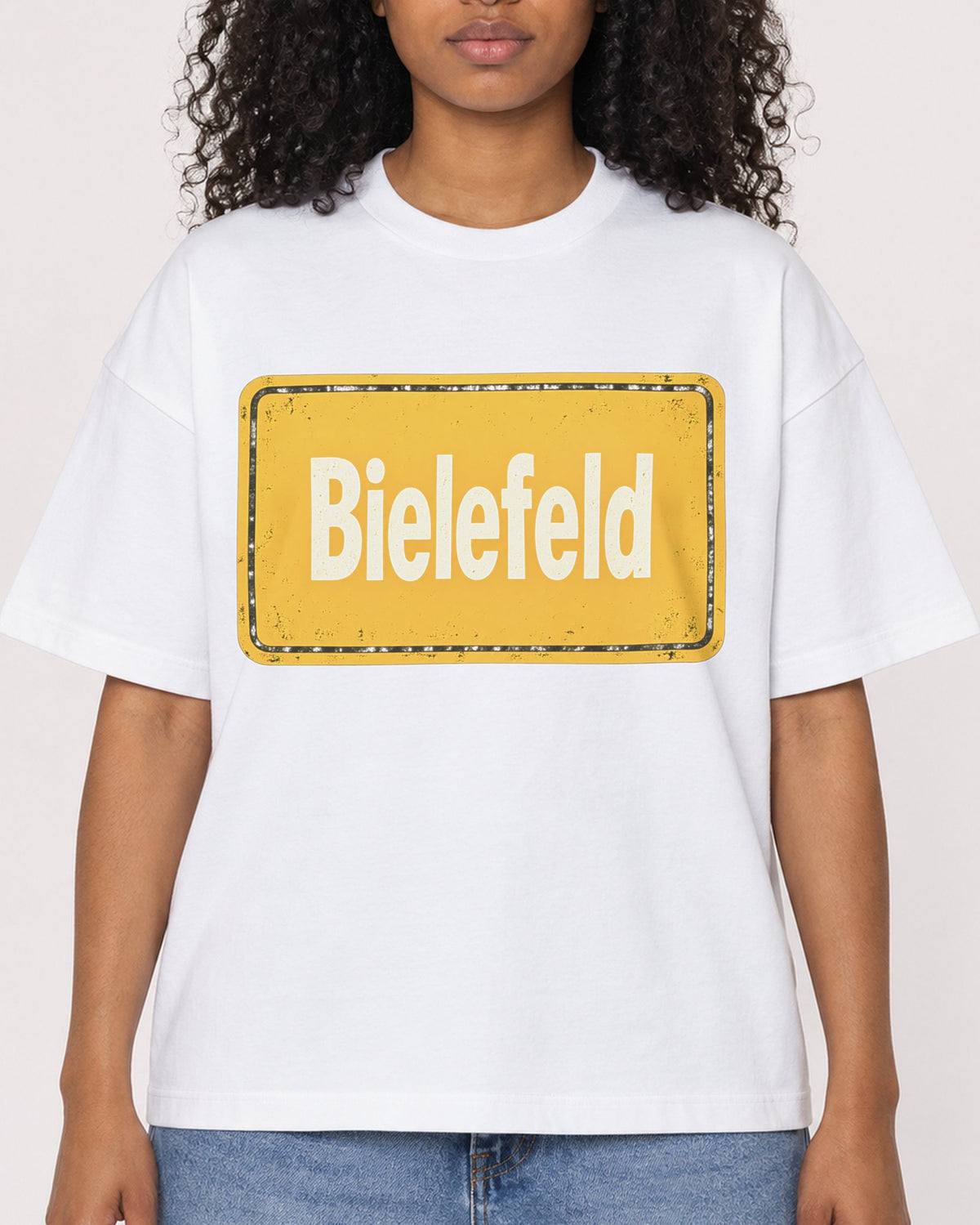 Mockup Boxy Heavyweight Tee White female close-up 05