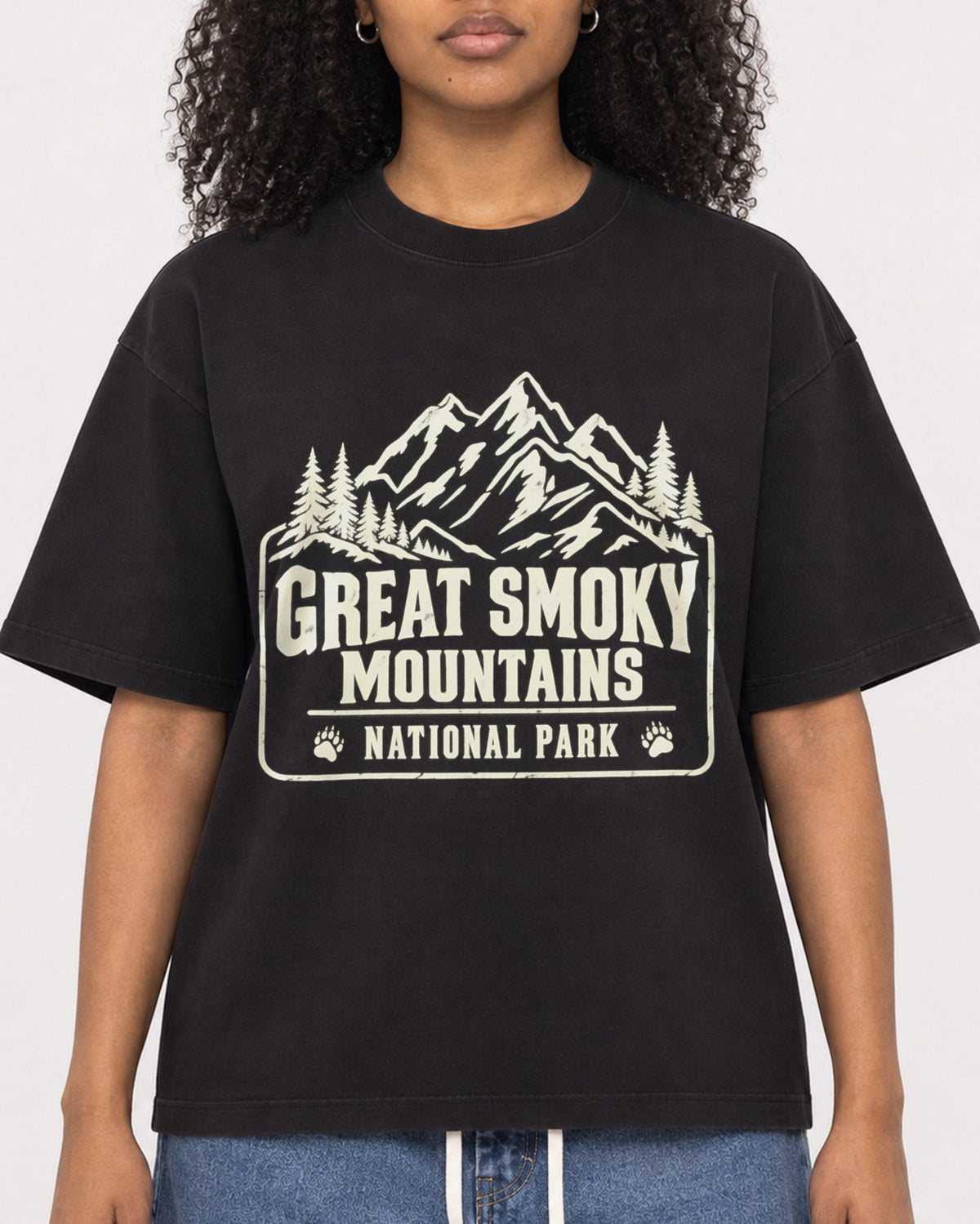 Mockup Boxy Heavyweight Tee Black female close-up 05