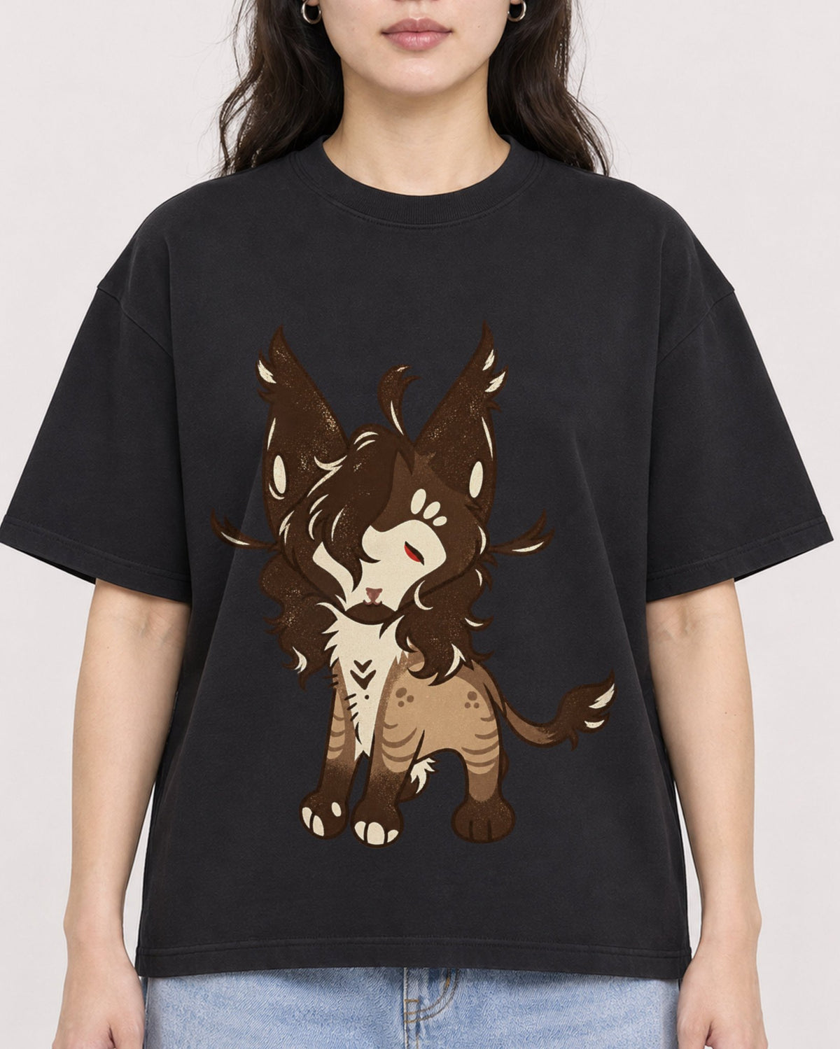 Mockup Boxy Heavyweight Tee Black female close-up 03