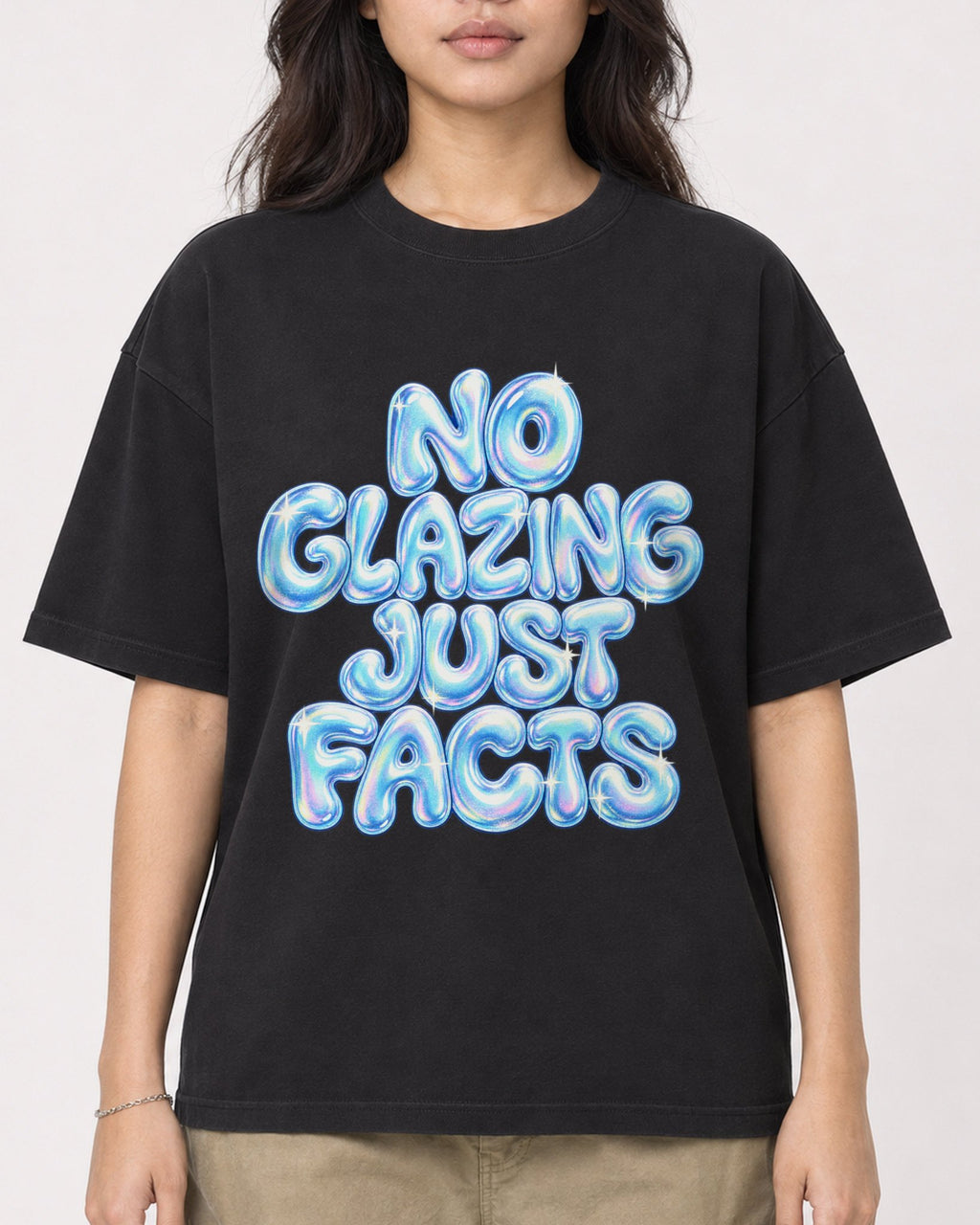 Mockup Boxy Heavyweight Tee Black female close-up 02