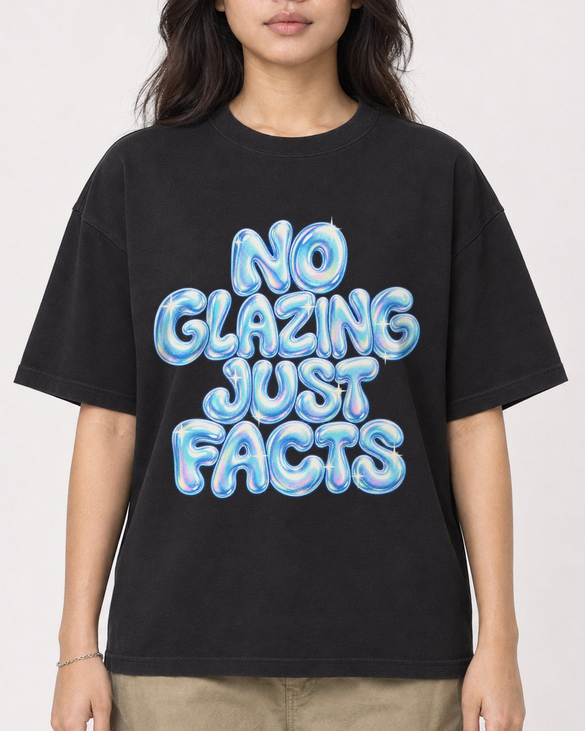 Mockup Boxy Heavyweight Tee Black female close-up 02