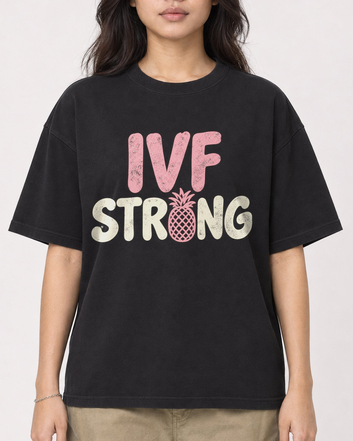 Mockup Boxy Heavyweight Tee Black female close-up 02