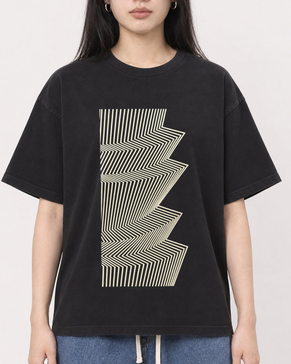 Mockup Boxy Heavyweight Tee Black female close-up 01