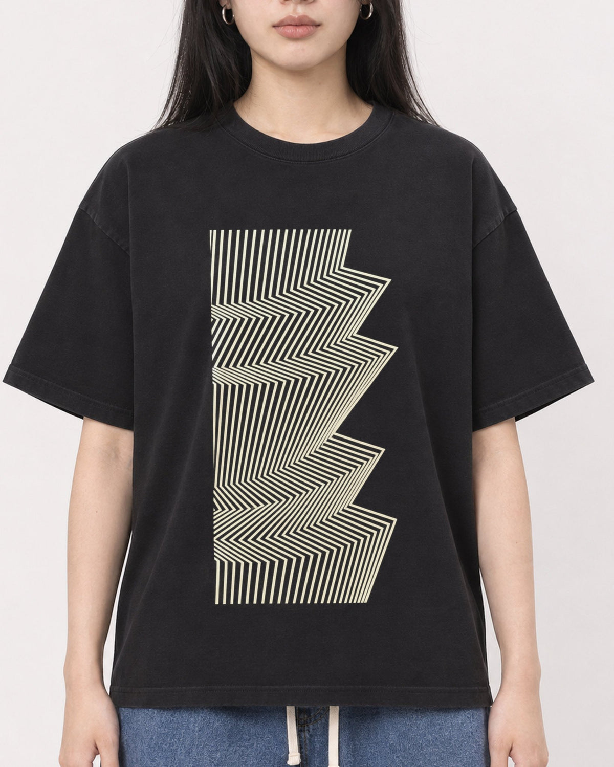 Mockup Boxy Heavyweight Tee Black female close-up 01