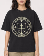 Mockup Boxy Heavyweight Tee Black female close-up 02