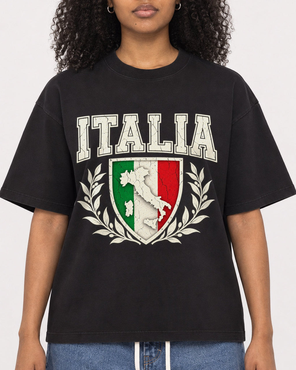Mockup Boxy Heavyweight Tee Black female close-up 05