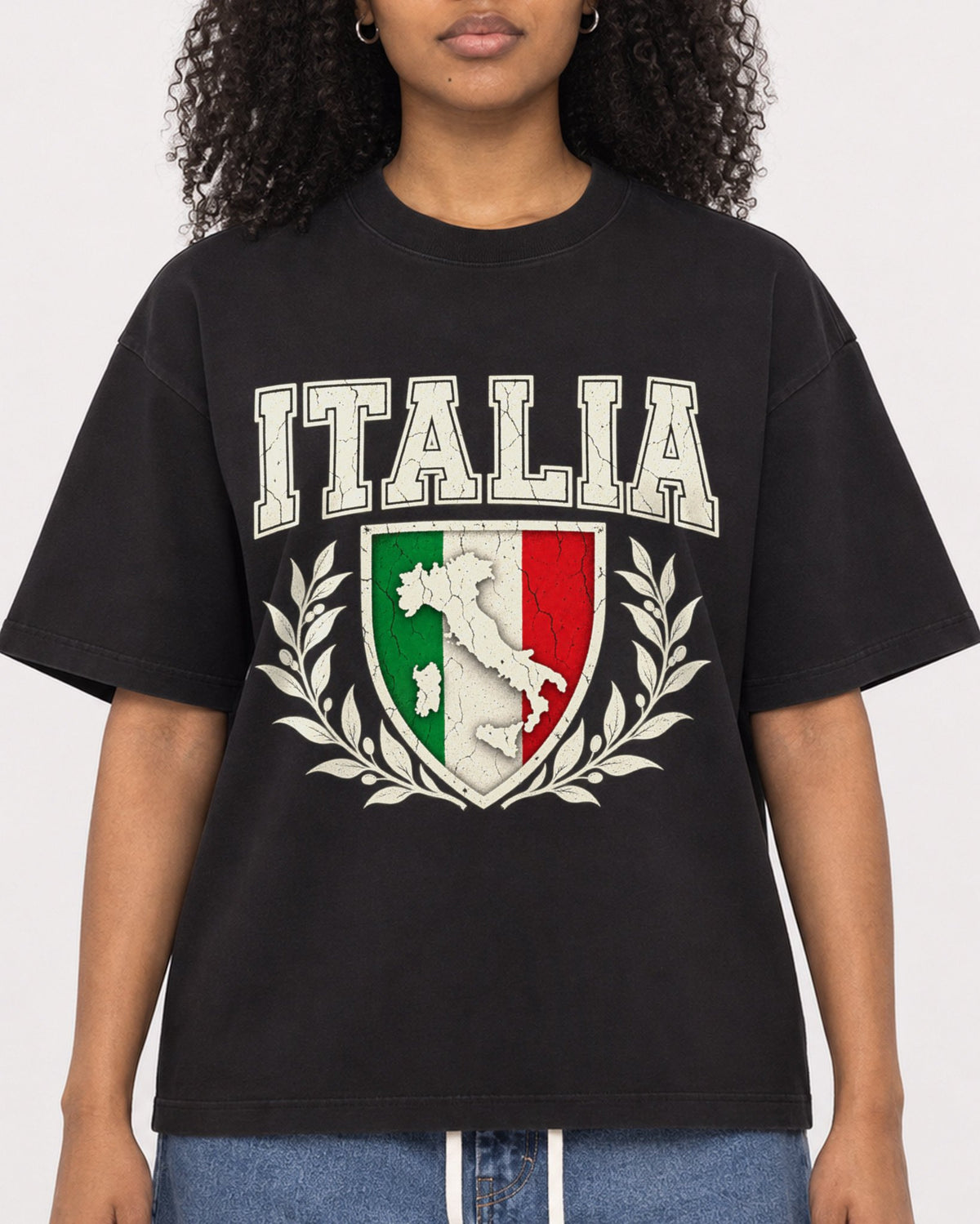 Mockup Boxy Heavyweight Tee Black female close-up 05